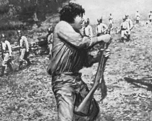Кадр из фильма Дни войны Реж М Октавио Гомес 1971 Митинг посвященный - фото 44