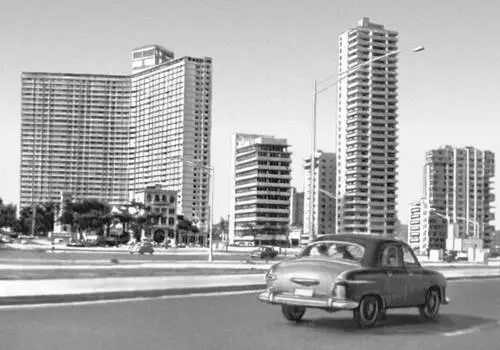 Район Ведадо в Гаване Слева жилое и торговообщественное здание 1956 - фото 60