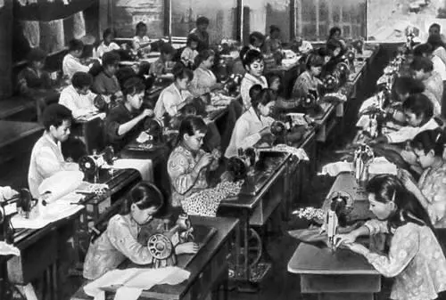 Пошивочная мастерская в освобожденном районе Виливонг С базара 1960е гг - фото 182