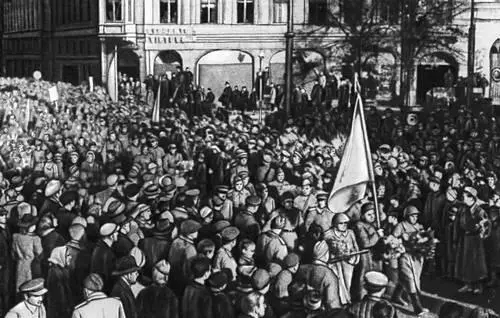 Жители Риги приветствуют освободителей воинов Советской Армии Октябрь 1944 - фото 313