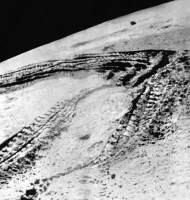 Снимок лунной поверхности выполненный 18 февраля 1973 с борта самоходного - фото 82