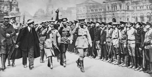 В И Ленин с группой командиров обходит фронт войск всевобуча на Красной - фото 216