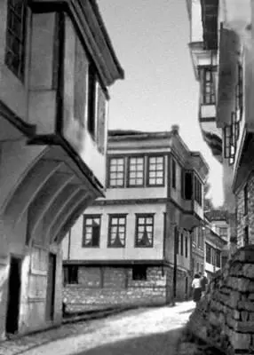 Улица в Охриде Застройка конца 1920 вв Македония Базилика св Софии в - фото 313