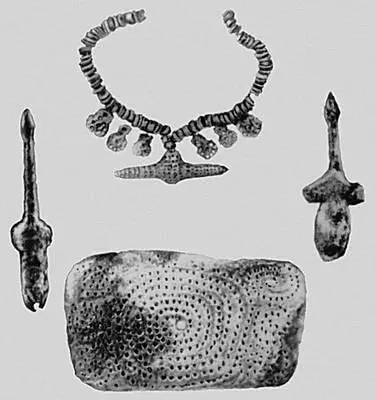Стоянка Мальта Эпоха верхнего палеолита Костяные украшения найденные в - фото 500