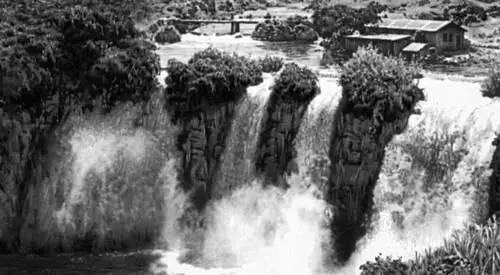 Водопад на реке вытекающей из оз Итаси Общий вид г Антананариву - фото 405