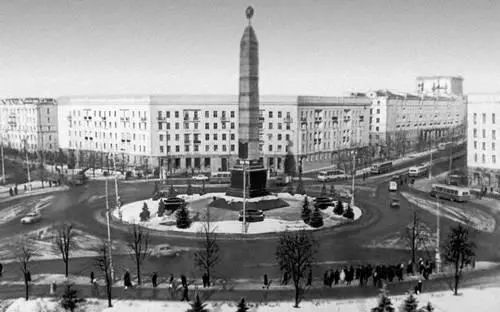 Площадь Победы В центре обелискпамятник воинам Советской Армии и - фото 223