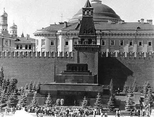 А В Щусев Мавзолей В И Ленина в Москве 192430 Церковь Трифона в - фото 520