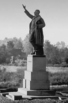 Памятник В Володарскому в Ленинграде совместно с Л В БлезеМанизер арх В - фото 388