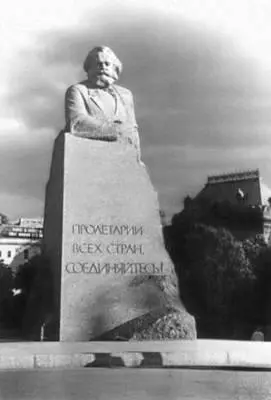 Л Е Кербель Памятник К Марксу в Москве Гранит Открыт в 1961 Охотный - фото 560