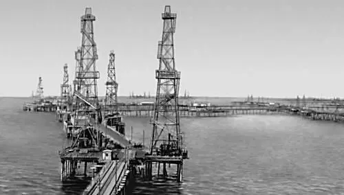 Рис 1 Общий вид морского нефтепромысла Рис 3 Буровая установка - фото 495
