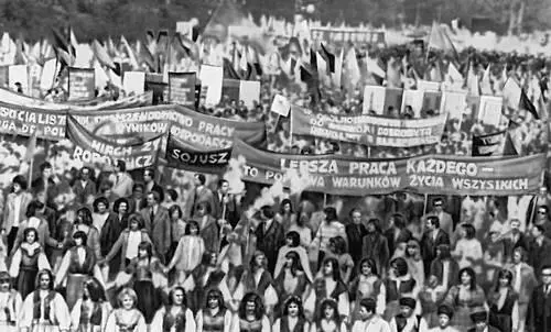 Демонстрация трудящихся в Варшаве 1 мая 1974 Демонстрация представителей - фото 160