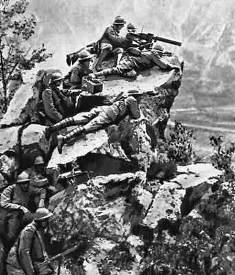 Итальянская пехота на позициях в районе Трентино 1916 Русский крейсер и - фото 132