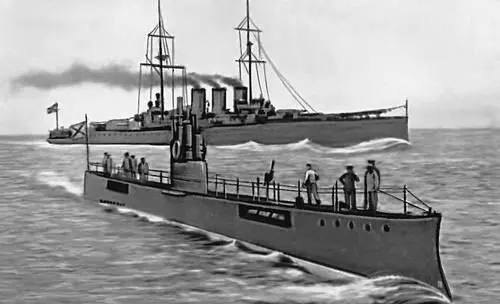 Русский крейсер и подводная лодка в Балтийском море 1916 Атака германской - фото 133