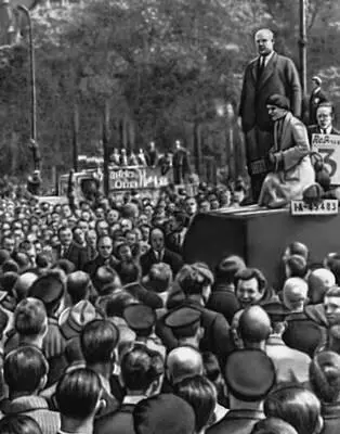 Первое мая 1930 в Берлине перед участниками митинга выступает Эрнст Тельман - фото 162