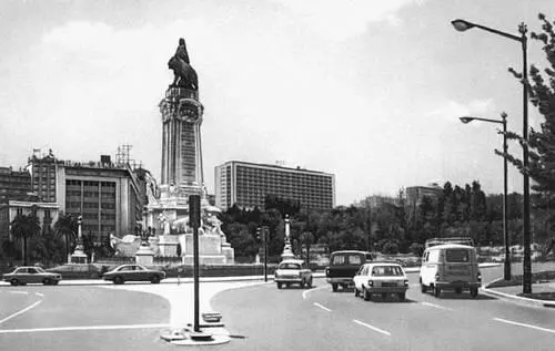 Лисабон Центральная часть города Жители Лисабона приветствуют армию - фото 789