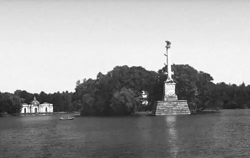 Город Пушкин Большое озеро в Екатериненском парке Слева грот 17531757 - фото 137
