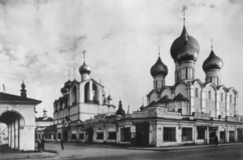Ростов Центральная часть города Слева звонница конец 17 в справа - фото 472