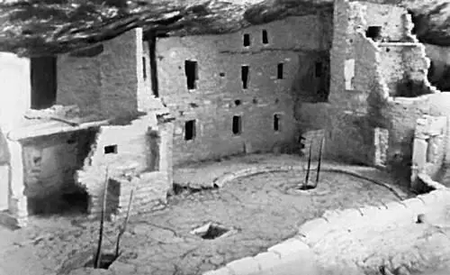 Индейское скальное селение и ритуальный Дом Ели двор святилища кива в - фото 39