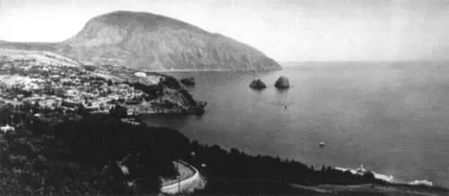 Южный берег Крыма На заднем плане гора Аюдаг Вход в Капову пещеру - фото 429