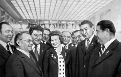 Председатель Комитета советских женщин летчиккосмонавт ССР В В - фото 137