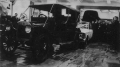 В одном из залов Политехнического музея в Москве первый русский легковой - фото 712