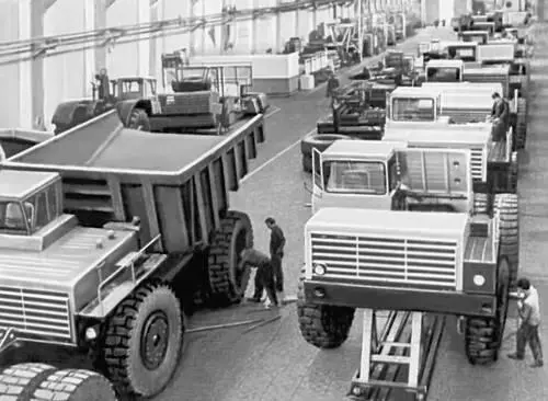 Цех сборки 40тонных автосамосвалов БелАЗ548 на Белорусском автомобильном - фото 513