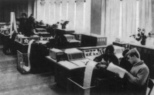 Студенты Московского института электронной техники за работой на вычислительных - фото 414