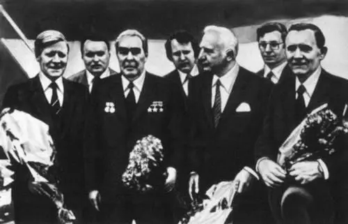 Прибытие с официальным дружеским визитом 4 июня 1974 в Москву главы государства - фото 23