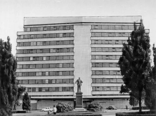 М Порт и др Здание ЦК КП Эстонии в Таллине 1968 Сцена из оперы Конец - фото 360