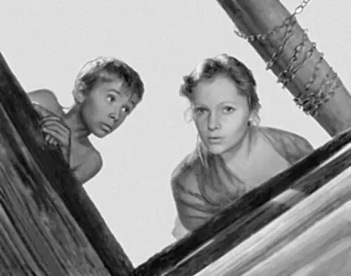 Кадр из фильма Иваново детство Реж А Тарковский 1962 Сцена из спектакля - фото 394