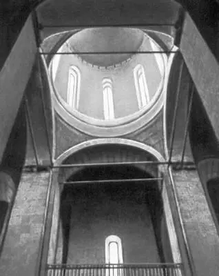 Столпы указаны стрелкой Дмитриевского собора 119497 во Владимире Церковь - фото 423
