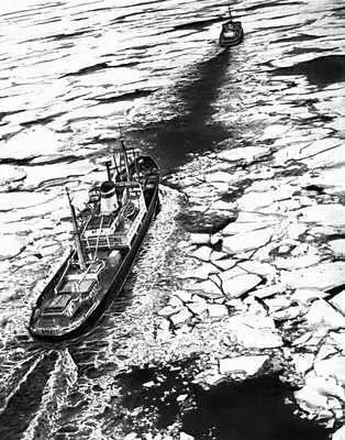 Советские корабли во льдах Северного Ледовитого океана Торосы Северный - фото 51