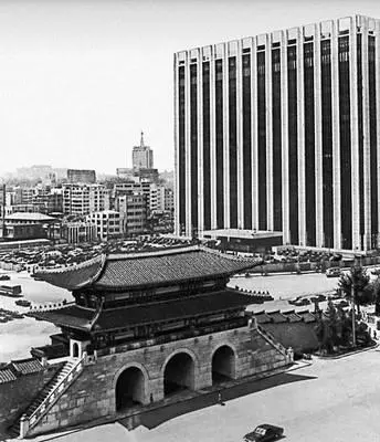 Сеул Кванхвамун главные ворота дворца Кёнбоккун 1394 На заднем плане - фото 434