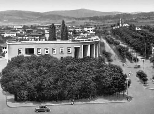Тирана Государственный банк Албании слева 192030е гг и аллея им - фото 66