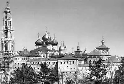 Общий вид в центральной части ансамбля ТроицеСергиевой лавры Вид с - фото 227