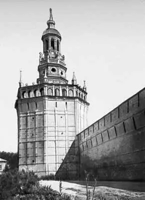 ТроицеСергиева лавра Уточья башня 17 в и фрагмент крепостных стен - фото 230