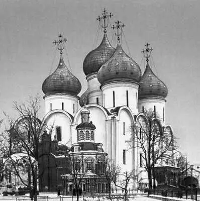 ТроицеСергиева лавра Успенский собор 15591585 на переднем плане - фото 232