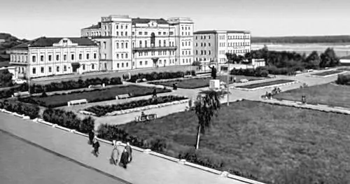 Сарапул Красная площадь Скульптор А Н Бурганов архитектор Р К - фото 41