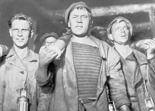 Украинская ССР Кадр из фильма Большая жизнь Реж Л Д Луков 1940 Цех - фото 40
