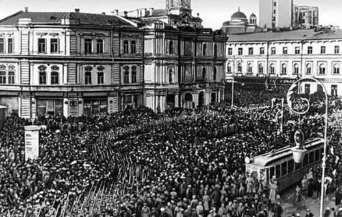 Демонстрация у Городской думы в Киеве Март 1917 К М Жуков Художественная - фото 46