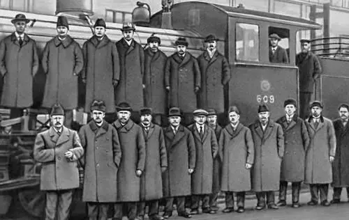 Бригада первого поезда доставившего хлеб в 1918 из Советской России в - фото 183