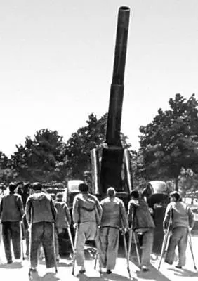 Фотоискусство Советское фотоискусство Я Н Халип На выставке трофеев - фото 138