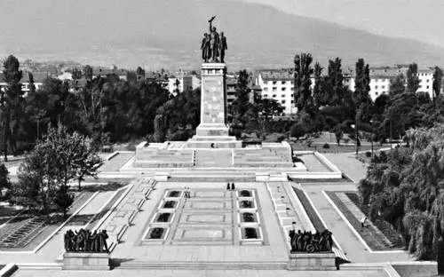 Монумент в честь Советской Армии в Софии 1954 Архитекторы Д Митов и Л - фото 25