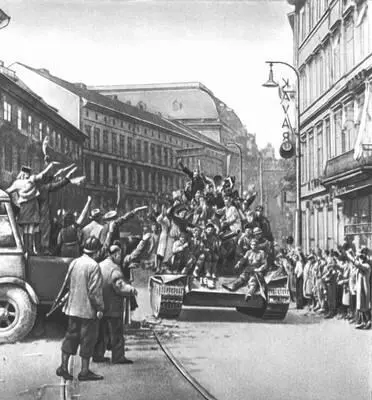 Население Праги встречает войска Советской Армии 9 мая 1945 Собрание - фото 220