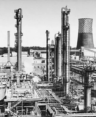 Чехословакия Нефтехимический комбинат Сполана в г Нератовице Чешские - фото 244