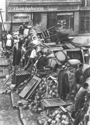 Баррикады на улицах Праги в дни вооружённого восстания в мае 1945 - фото 248
