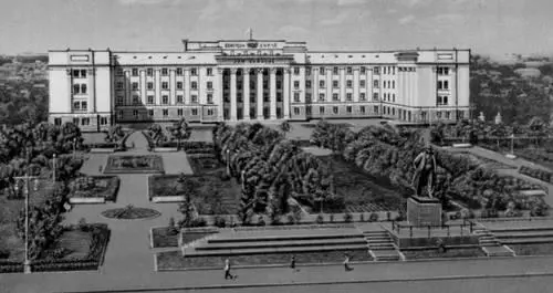 Чебоксары Площадь Ленина В центре Дом Советов 1940 архитектор М М - фото 2