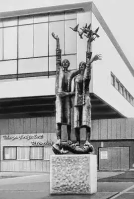 Й Шомодьи Монумент Освобождению в Шальготарьяне Бронза 1967 Шомпол - фото 6