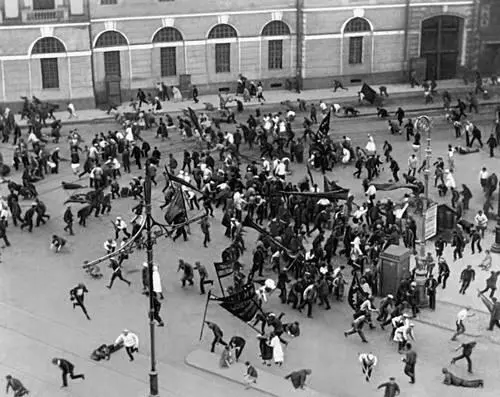 Кадр из фильма Октябрь 1927 Режиссёр С М Эйзенштейн Кадр из фильма - фото 5