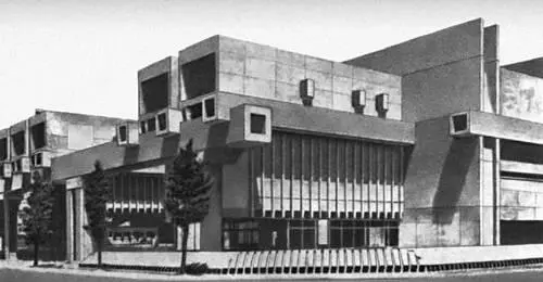 Япония Архитектрура 20 в А Исодзаки Библиотека в Оите 1966 Угловой вход - фото 13